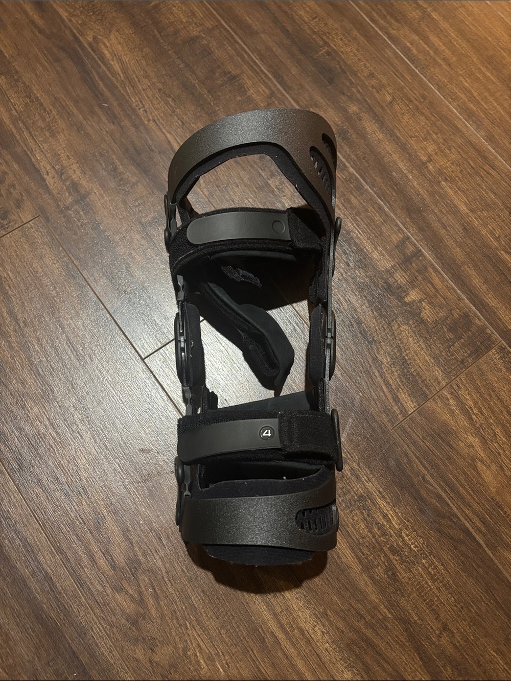 Bregg Adjustable Black Hinged Knee Brace for Women for ACL, MCL, LCL - LEFT side
